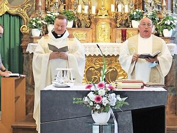 Der Leiter des Seelsorgebereichs Steigerwald, Pfarrer Albert Müller (links), und Pfarrvikar Josef Renner wurden beim Gottesdienst in Sambach offiziell und feierlich in ihre neuen Pfarreien eingeführt. Foto: Evi Seeger