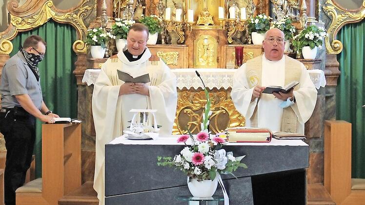Der Leiter des Seelsorgebereichs Steigerwald, Pfarrer Albert Müller (links), und Pfarrvikar Josef Renner wurden beim Gottesdienst in Sambach offiziell und feierlich in ihre neuen Pfarreien eingeführt. Foto: Evi Seeger