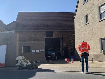 Zwei Tote forderte am Dienstag (2. M&auml;rz 2021) ein schwerer Unfall in Bessenbach (Landkreis Aschaffenburg), als  ein Auto innerorts von der Stra&szlig;e abkam und zwei Passanten erfasste. Ein 79-J&auml;hriger verstarb noch an der Unfallstelle, seine 78-j&auml;hrige Frau erlag wenig sp&auml;ter in einem Klinikum ihren Verletzungen.