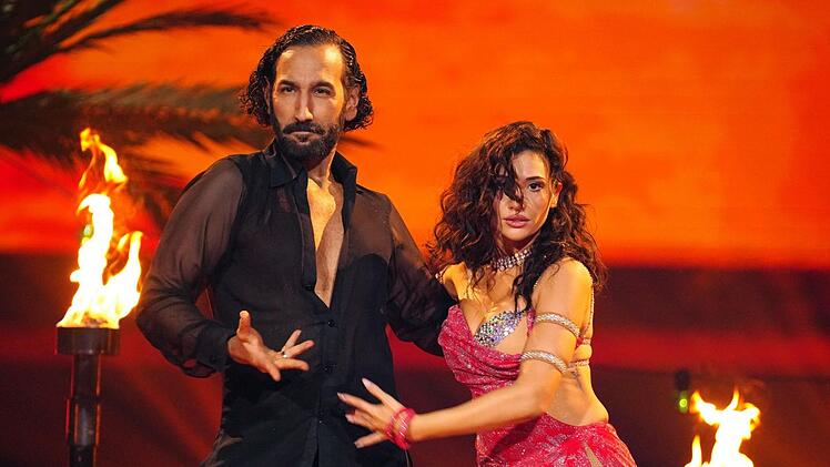 "Feuer auf dem Parkett, Erotik pur!" Jorge González war von der Rumba von Paola Maria und Massimo Sinató zu "Senorita" von Shawn Mendes & Camila Cabello sehr angetan.