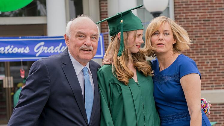Eine seiner letzten TV-Rollen: 2018 war Charles Brauer an der Seite von Gesine Cukrowski (rechts) und Emilia Bernsdorf in "Katie Fforde: Mama allein zu Haus" zu sehen.