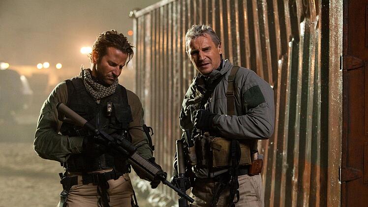 Templeton "Face" Peck (Bradley Cooper, links) und Hannibal Smith (Liam Neeson) sind zu Unrecht verurteilt worden.