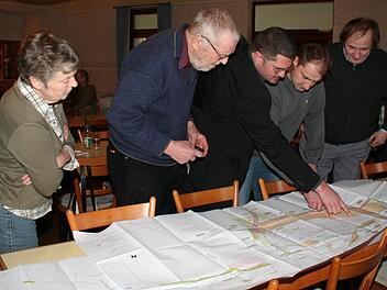 Die Anwohner informierten sich anhand der Pläne.Fotos: Evi Seeger