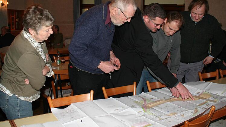 Die Anwohner informierten sich anhand der Pläne.Fotos: Evi Seeger