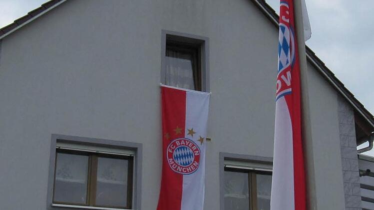 Der absolute Bayern-Fan wohnt im Ortskern: Christian Wolf hat schon lange geflaggt.