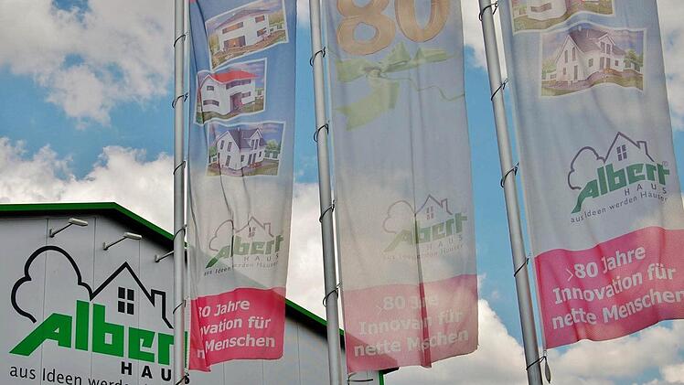 Flaggenschmuck zum 80-jährigen Firmenjubiläum