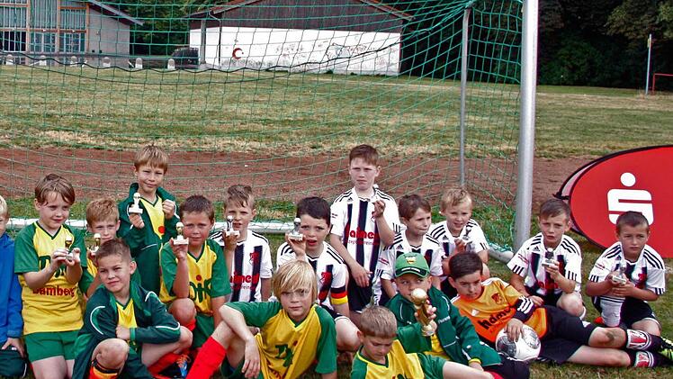 Bei den F-Junioren gewann die DJK Don Bosco Bamberg (links). Auf dem dritten Rang landeten die Talente des FV Mistelfeld (rechts). Foto: Heinz Voll