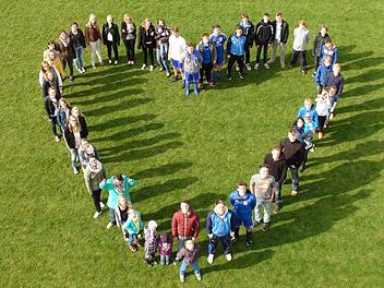 Ein Herz für ihr Dorf haben die Fatschenbrunner. Das machten sie schon während des Wettbewerbs mit einer besonderen Choreografie deutlich. Fotos: Sabine Weinbeer/Archiv
