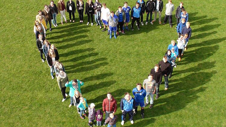 Ein Herz für ihr Dorf haben die Fatschenbrunner. Das machten sie schon während des Wettbewerbs mit einer besonderen Choreografie deutlich. Fotos: Sabine Weinbeer/Archiv