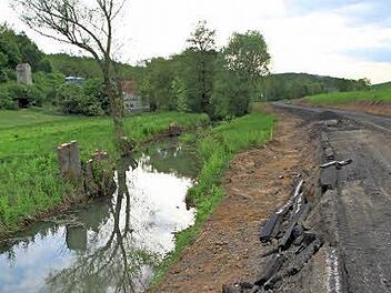 Im Zuge des Ausbaus der Staatsstraße 2281 wird die Lauer an zwei Stellen verlegt, damit sie nicht mehr so dicht an der Fahrbahn vorbeifließt.  Foto: Heike Beudert