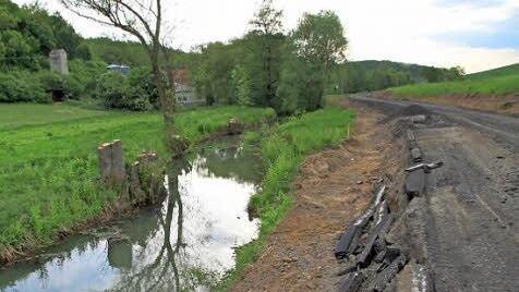 Im Zuge des Ausbaus der Staatsstraße 2281 wird die Lauer an zwei Stellen verlegt, damit sie nicht mehr so dicht an der Fahrbahn vorbeifließt.  Foto: Heike Beudert
