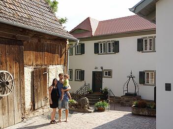 Sabrina und Joachim Hepp sind mit Sohn Emil vor wenigen Wochen ins renovierte Forsthaus gezogen. Foto: Arkadius Guzy