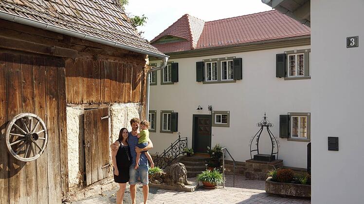 Sabrina und Joachim Hepp sind mit Sohn Emil vor wenigen Wochen ins renovierte Forsthaus gezogen. Foto: Arkadius Guzy