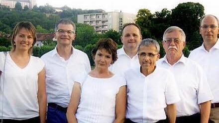 Abschied in den Ruhestand. Unser Bild zeigt (von links): Daniela Fehr, Vorstand Michael Kaiser, Beata Heublein, Matthias Hergenröther, Manfred Heublein, Wolfgang Schmidt und Vorstand Rainer Geis. Foto: VR-Bank