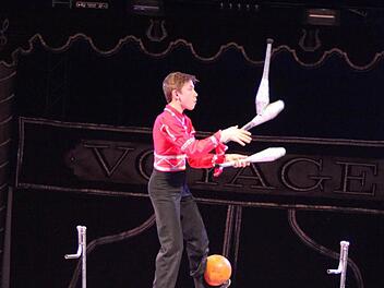 Leonardo Spindler führt eines seiner Kunststücke auf dem Sprungseil vor. Immer mit dabei: Der Bruder, der im Notfall eingreift. Foto: Circus Voyage