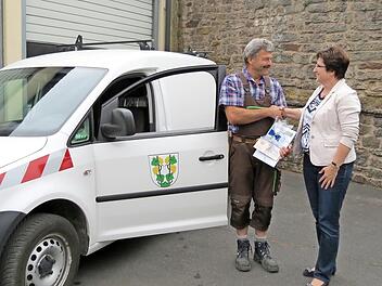 Fast unzertrennlich, wenn es um die Arbeit geht: Der Kastenwagen der Marktgemeinde Euerdorf und Jubilar Kurt Hirnickel, den Bürgermeisterin Patricia Schießer gerne gratulierte.  Foto: Doris Bauer