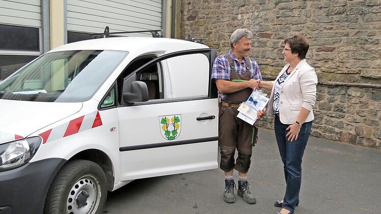 Fast unzertrennlich, wenn es um die Arbeit geht: Der Kastenwagen der Marktgemeinde Euerdorf und Jubilar Kurt Hirnickel, den Bürgermeisterin Patricia Schießer gerne gratulierte.  Foto: Doris Bauer