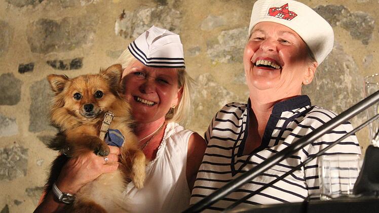 Endlich wieder vereint: Nach dem Auftritt hatte Spitz Lissy ihr Frauchen Angelika Eger wieder. Diese absolvierte mit Helga Siebert einen lohnenden Ringelnatz-Abend. Foto: Markus Häggberg