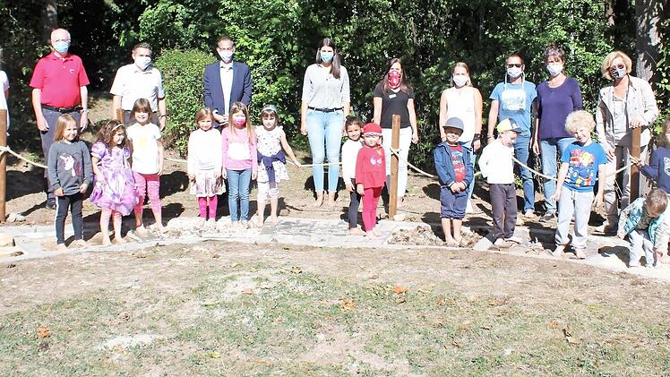 Das Awo-Kinderhaus Abenteuerland eröffnete am Freitag einen Barfußpfad auf dem Gelände der Einrichtung. Die Kinder freuten sich über diese neue Erfahrung.  Foto: privat