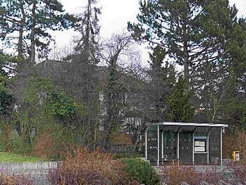 Hinter der Bushaltestelle soll ein Büro- und Wohnhaus errichtet werden.