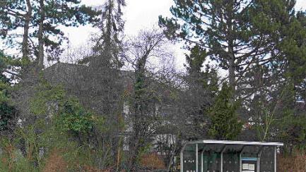 Hinter der Bushaltestelle soll ein Büro- und Wohnhaus errichtet werden.