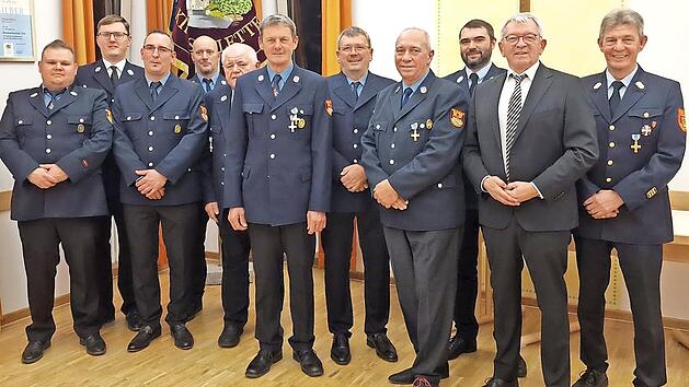 Landrat Johann Kalb (2. v. r.) freut sich mit den Floriansj&uuml;ngern der Feuerwehr Kirchschletten.