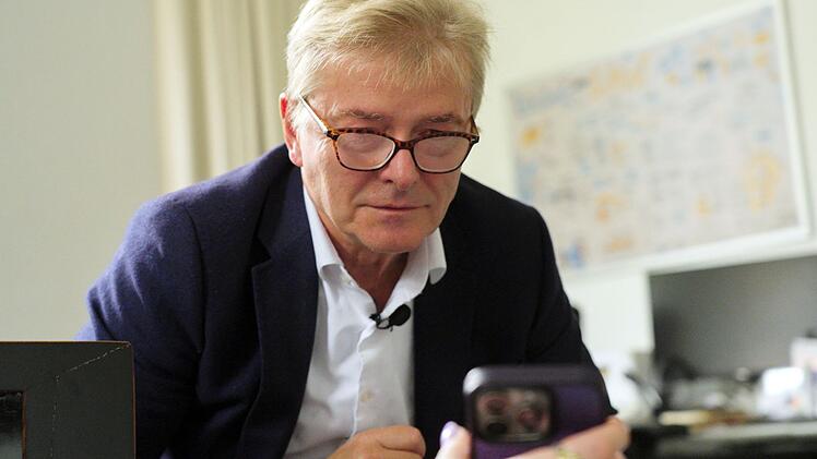 Prof. Dr. med. Ingo Fietze, Leiter des Schlafmedizinischen Zentrum an der Charit&eacute; Berlin, sieht den aktuellen Trend zur Schlafoptimierung kritisch.