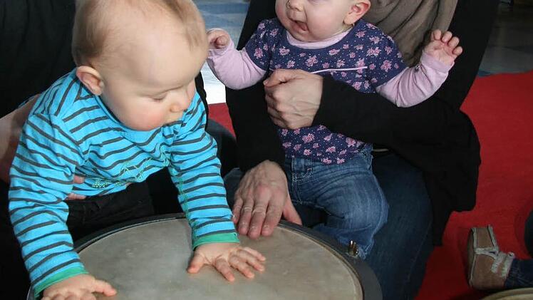 Bastian Müller und Maximilian (1) kommen aus Untersteinach, Claudia Engelbrecht und Paula (9 Monate) reisen eigens aus Himmelkron an, um bei der Baby-Früherziehung dabei zu sein.