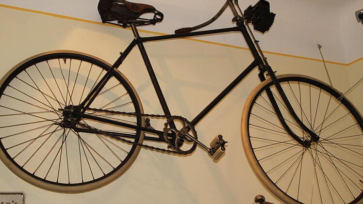 1988 erfand der Tierarzt Dunlop, der auf dem Lande in Irland arbeite, die Luftbereifung. Fortan ging's wesentlich einfacher...