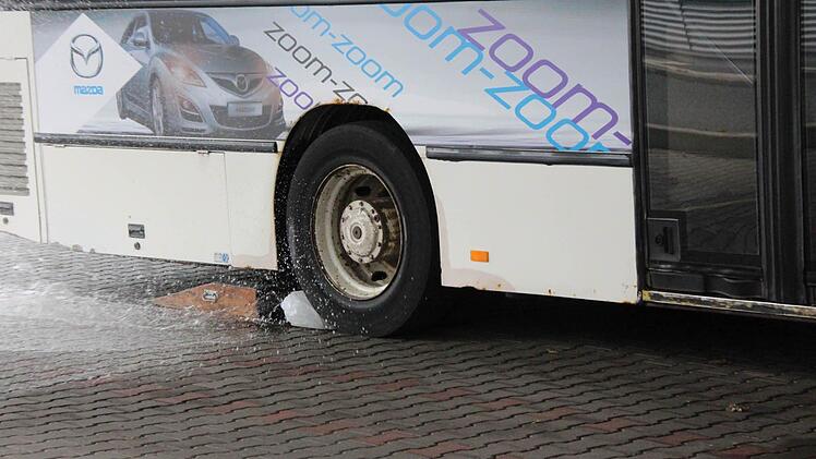 Der Kanister ist platt, das Wasser spritzt raus.