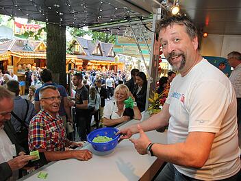 Der Coup des Abends: Der Bergreporter Michael Busch verkauft ausgerechnet dem ehemaligen Caritaschef Johann Brandt Lose.  Foto: Udo Dreier