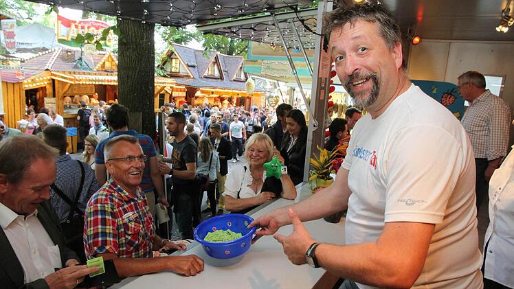 Der Coup des Abends: Der Bergreporter Michael Busch verkauft ausgerechnet dem ehemaligen Caritaschef Johann Brandt Lose.  Foto: Udo Dreier