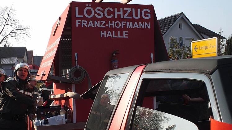 Der Löschzug wollte den Knetzgauern bei der Franz Hofman-Halle zu Hilfe kommen.