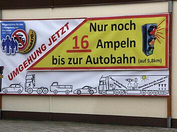 Auch die Reuther haben den täglichen Stau auf der Bundesstraße 470 satt. Sie wollen ebenfalls, dass die Hauptverkehrsstraße um die Stadt herumgeführt wird. Foto: Josef Hofbauer