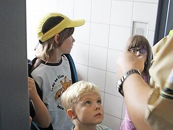 Jeder will mal rein, in die Haftzelle. Aber manchem ist dabei schon etwas mulmig. So wie dem kleinen Max, der genau aufpasst, dass die Gittertüre nicht doch abgeschlossen wird.  Fotos: Arnold Nöth