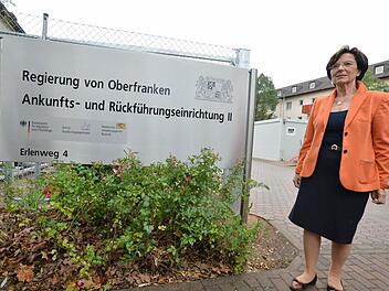 Vor einem Monat hat die bayerische Sozialministerin Emilia Müller (CSU) die Ankunfts- und Rückführungseinrichtung in Bamberg eröffnet. Nun zieht die Flüchtlingsunterkunft für bis zu 1500 Menschen den Protest von Linken und von Rechten auf sich.   Fotos: Ronald Rinklef