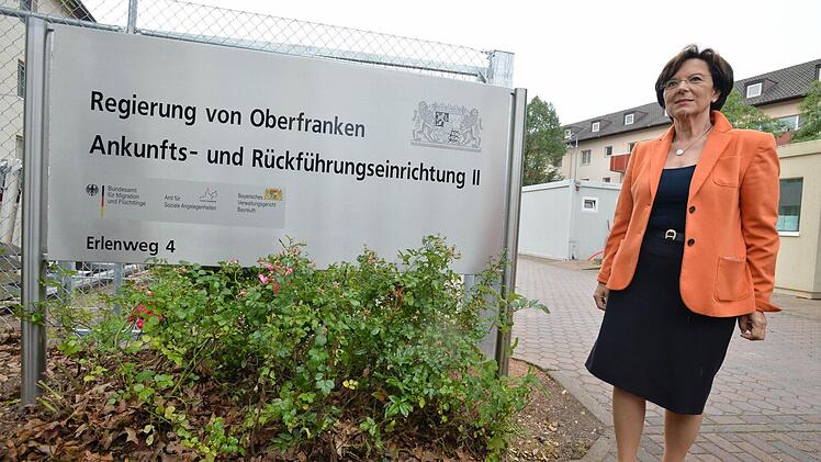 Vor einem Monat hat die bayerische Sozialministerin Emilia Müller (CSU) die Ankunfts- und Rückführungseinrichtung in Bamberg eröffnet. Nun zieht die Flüchtlingsunterkunft für bis zu 1500 Menschen den Protest von Linken und von Rechten auf sich.   Fotos: Ronald Rinklef