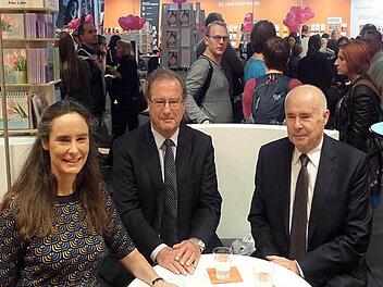 Ihren neuen Roman, der im RAF-Milieu spielt, präsentierte die Autorin im Oktober mit ihrem Namensvetter Klaus Kinkel (Mitte), Ex-BND-Chef und Außenminister a.D., sowie ihrem Vater Werner Kinkel, der auch ihr Agent ist, auf der Frankfurter Buchmesse. Mit Klaus Kinkel ist die Erfolgsautorin weder verwandt noch verschwägert.  Foto: PR