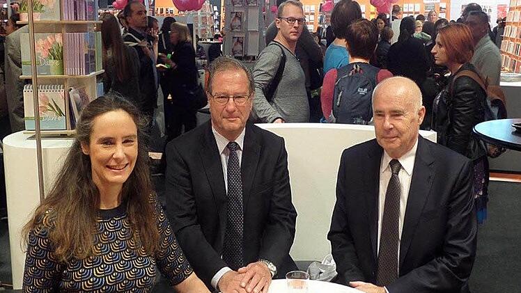 Ihren neuen Roman, der im RAF-Milieu spielt, präsentierte die Autorin im Oktober mit ihrem Namensvetter Klaus Kinkel (Mitte), Ex-BND-Chef und Außenminister a.D., sowie ihrem Vater Werner Kinkel, der auch ihr Agent ist, auf der Frankfurter Buchmesse. Mit Klaus Kinkel ist die Erfolgsautorin weder verwandt noch verschwägert.  Foto: PR