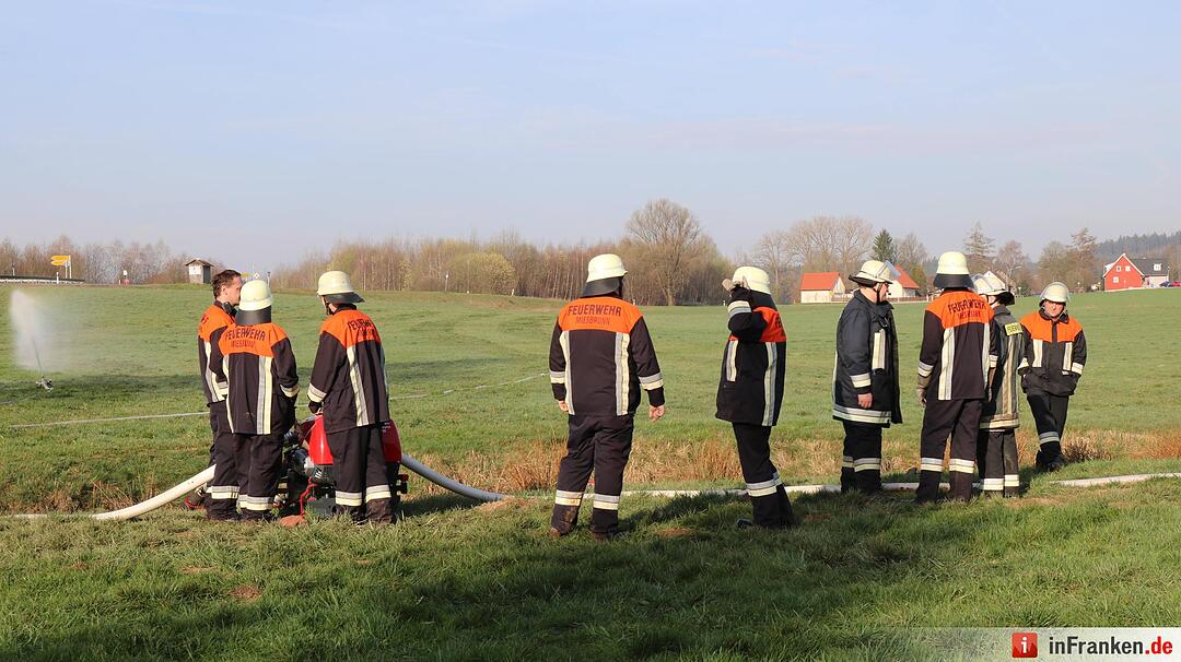 Mit 25.000 Liter Guelle beladener Lkw kippt um