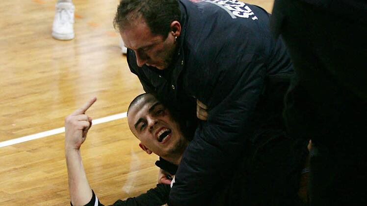 Alle Hände voll zu tun hatten die Sicherheitskräfte 2007, um einen aufs Feld gestürmten Belgrader "Fan" zu überwältigen.