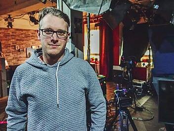 Steffen Hildenbrand dreht gerade in einem Hamburger Studio. Die kurzen Sequenzen werden in sozialen Netzwerken wie Facebook geteilt. Die Arbeit in seiner Heimatstadt Bad Brückenau nennt Hildenbrand mühsam. Die Breitbandversorgung reicht einfach nicht aus. Foto: Joscha Reinheimer