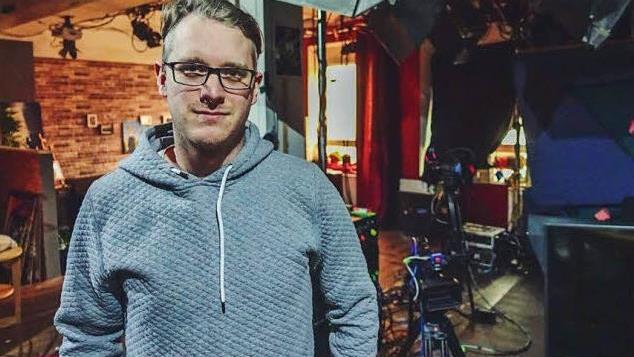Steffen Hildenbrand dreht gerade in einem Hamburger Studio. Die kurzen Sequenzen werden in sozialen Netzwerken wie Facebook geteilt. Die Arbeit in seiner Heimatstadt Bad Brückenau nennt Hildenbrand mühsam. Die Breitbandversorgung reicht einfach nicht aus. Foto: Joscha Reinheimer