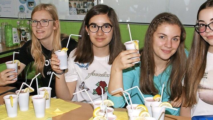 "Fruchtbombe" und "Wachmacher" hießen die leckeren alkoholfreien Cocktails, die Valerie, Larissa, Leonie und Alicia zum Abschluss des Präventions-Parcours anboten.
