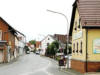 Ein städtisches Zentrum muss nicht nur um das Rathaus sein. An der Kronacher Straße in Stadtsteinach gibt es Ansätze für ein sich entwickelndes kleines Nebenzentrum.