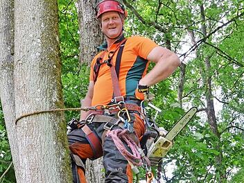Beim Klettern an Bäumen verlässt sich Norbert Seitz auf seine Ausrüstung und auf die Erfahrung, die der Forstmeister seit der Ausbildung zum Baumkletterer bei vielen Einsätzen erworben hat. Foto: Rainer Lutz