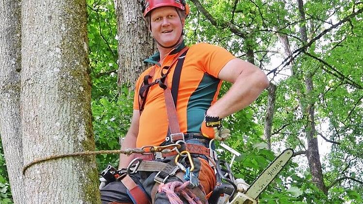 Beim Klettern an Bäumen verlässt sich Norbert Seitz auf seine Ausrüstung und auf die Erfahrung, die der Forstmeister seit der Ausbildung zum Baumkletterer bei vielen Einsätzen erworben hat. Foto: Rainer Lutz