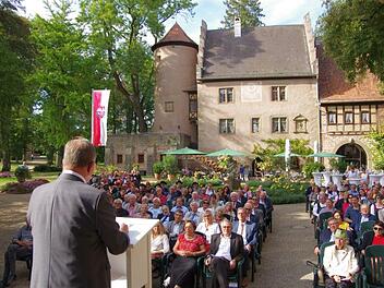 Festvortrag mit Erwin Dotzel im Hof von Schloss Aschach.  Fotos: Klaus Werner