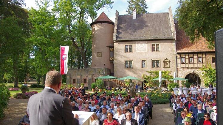 Festvortrag mit Erwin Dotzel im Hof von Schloss Aschach.  Fotos: Klaus Werner