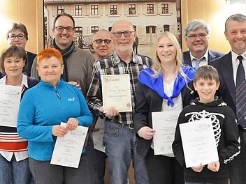Ehrungen bei der Wasserwacht Redwitz: von links Christian Mrosek, Klaus Köhler, Kathrin Mrosek, Susanne Gäberlein, Manlio Stefenelli, Angela Köhler, Günther Schlaf, Jürgen Feiner, Marina Albrecht, Thomas Petrak, Samuel Bauer, Dirk Roßmann, Oliver Naumann und Franz Kolb Foto: privat